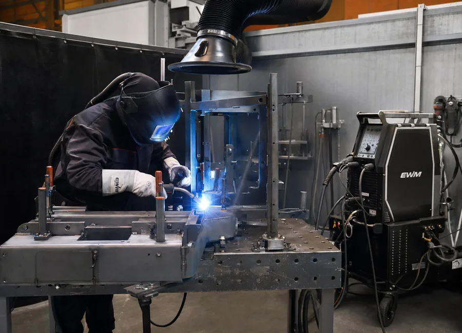 Schweißtechnik mit EWM Fachgerechtes Schweißen einer Stahlbaugruppe mit einem EWM-Schweißgerät