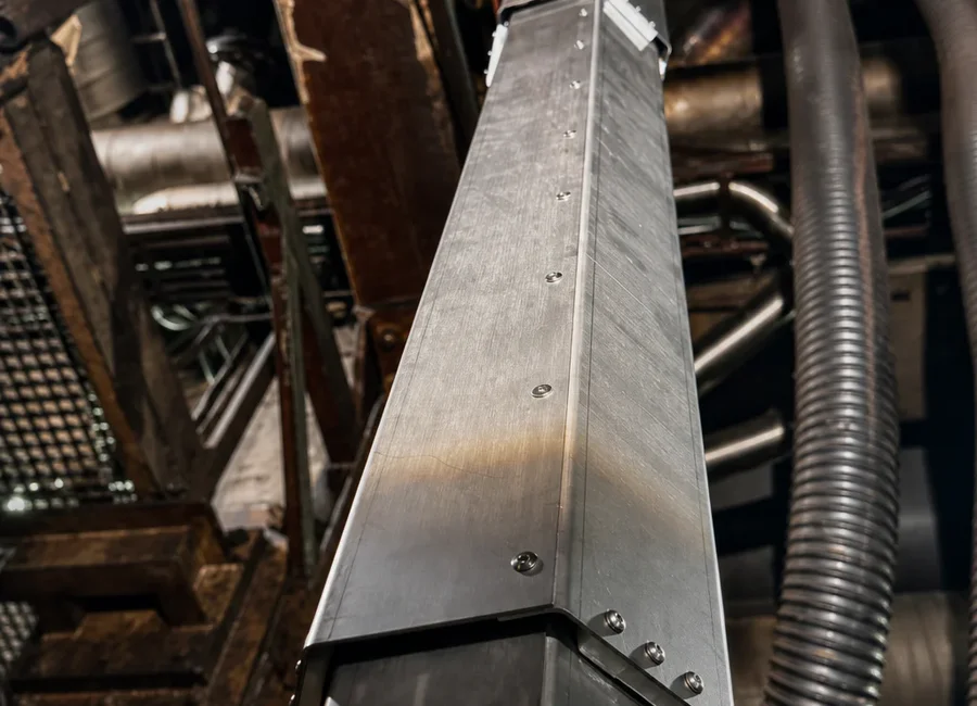 Sonderkonstruktion für eine bestehende Industrieanlage Schutzverkleidung für Trapezgewinde einer Sprühbalken-Hebeanlage bei BEICK